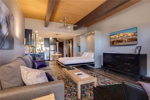 West Condominiums - W3204