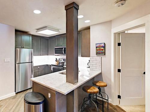 Apartamento 2800 Village Drive Condo Unit 1101