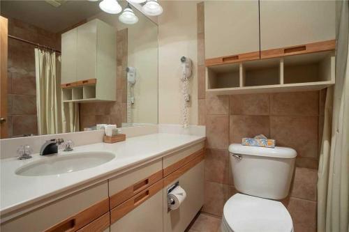 Comfortable Condo With Fun Mountain Accents! 4 Pools & 10 Hot Tubs
