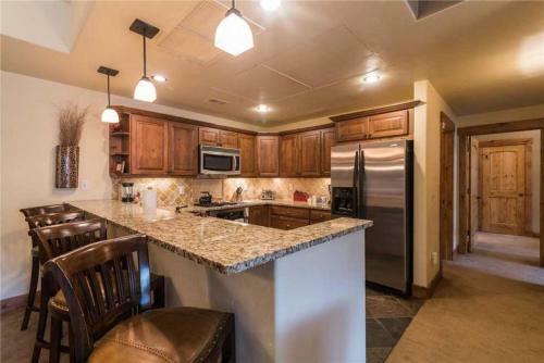 Vaulted Ceilings And Mountain Side Views In This 4 Bedroom Penthouse Condo