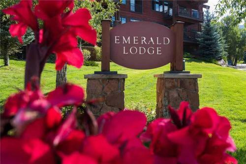 Vaulted Ceilings And Mountain Side Views In This 4 Bedroom Penthouse Condo