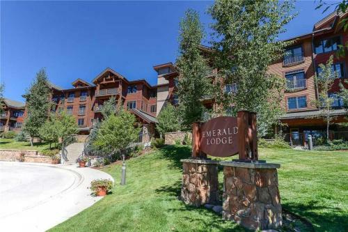 Vaulted Ceilings And Mountain Side Views In This 4 Bedroom Penthouse Condo