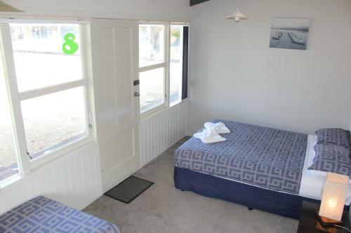 Jack & Di's Lakefront Motel