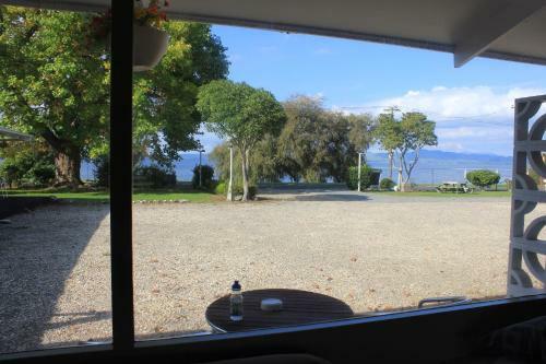 Jack & Di's Lakefront Motel