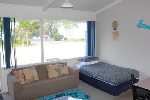 Jack & Di's Lakefront Motel