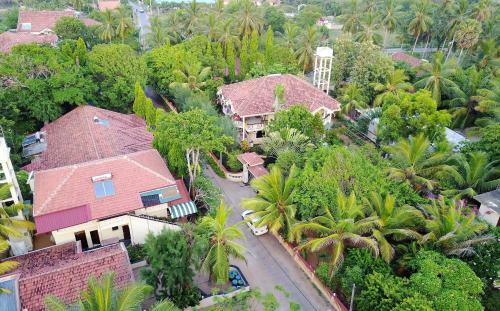 Hostal Rico Shadow Guest House & Restaurant