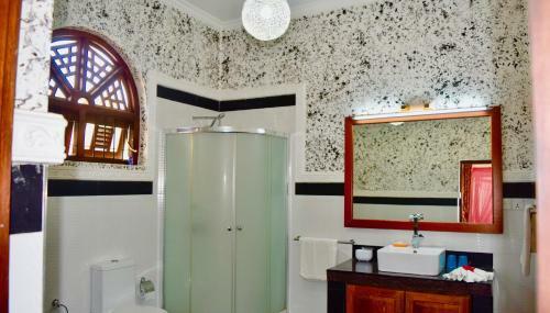 Hostal Rico Shadow Guest House & Restaurant