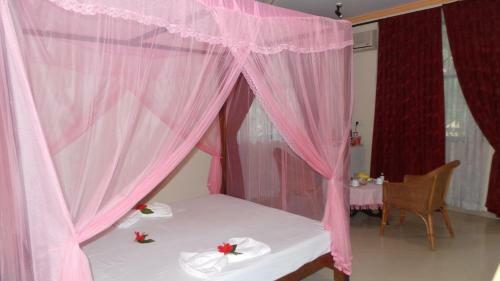 Hostal Rico Shadow Guest House & Restaurant
