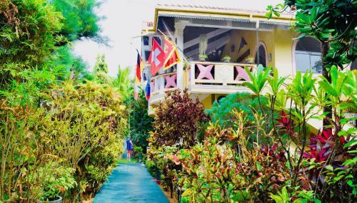 Hostal Rico Shadow Guest House & Restaurant