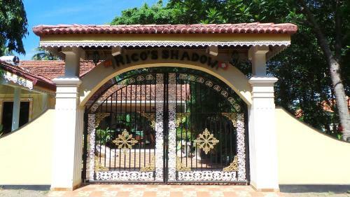 Hostal Rico Shadow Guest House & Restaurant