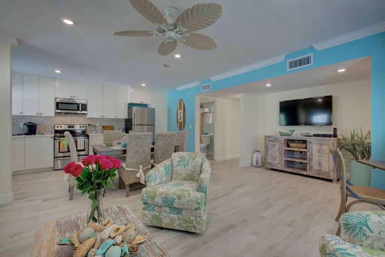 Lulu's Key House Leatherback 2/2 Downstairs