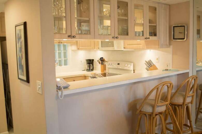 Bay Oaks, 4th Floor Corner - Elevator