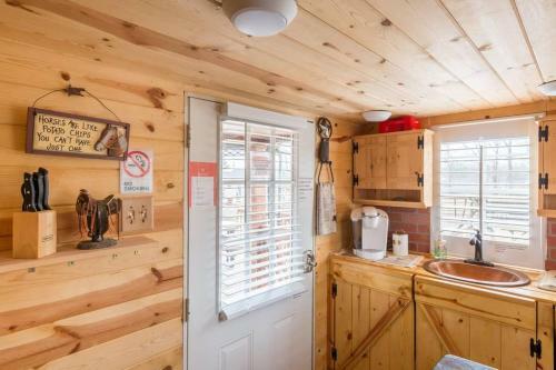 "tiny House" Bed N' Breakfast