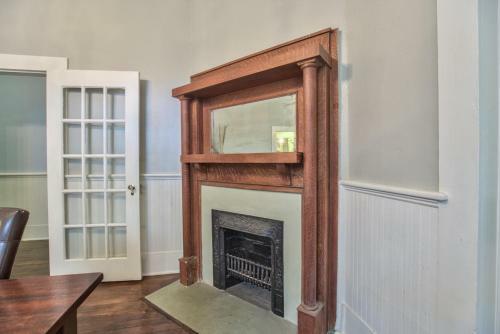 Classic/modern Downtown Home