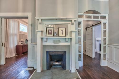 Classic/modern Downtown Home