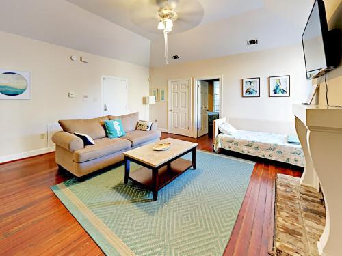 Historic Downtown Charm Townhouse