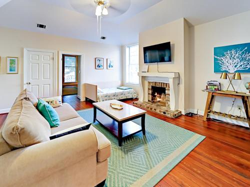 Historic Downtown Charm Townhouse