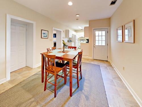 Historic Downtown Charm Townhouse