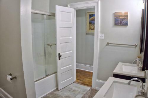 Beautiful 6 Bed, 5 Bath Historic Savannah Home
