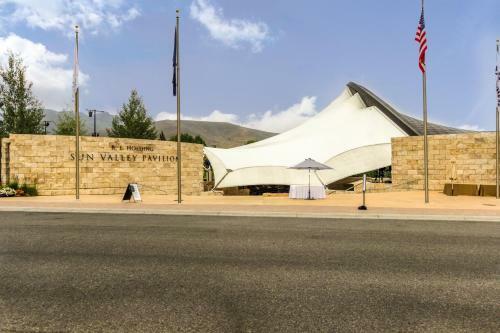 Legends - Simply Perfect Elkhorn Retreat