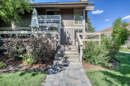 New Villager Retreat With Baldy Views