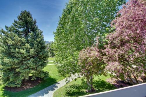 New Villager Retreat With Baldy Views