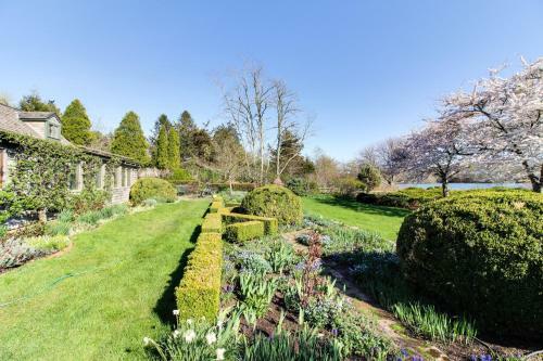 The Looks Pond Garden House
