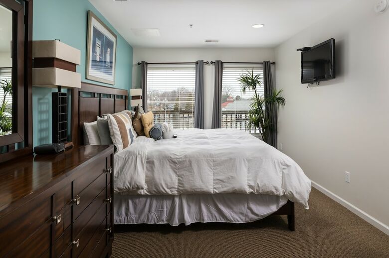 Hotel Old Harbor Inn