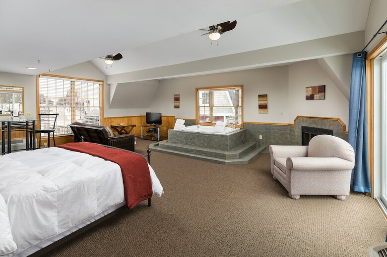 Hotel Old Harbor Inn