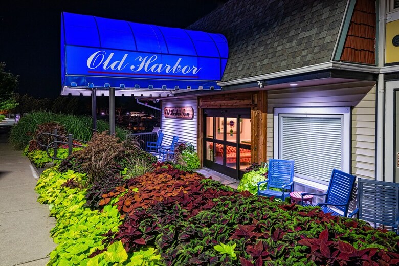 Hotel Old Harbor Inn