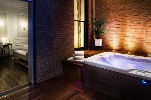 Adelphi Hotel