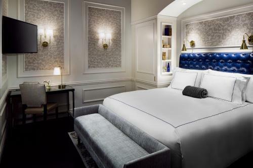 Adelphi Hotel