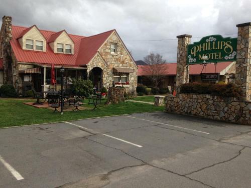 Phillips Historic Motel & Cottages