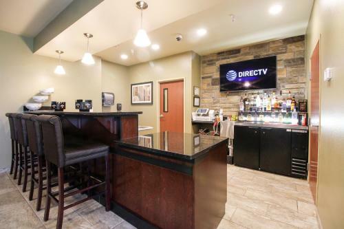 Cobblestone Hotel & Suites - Devils Lake