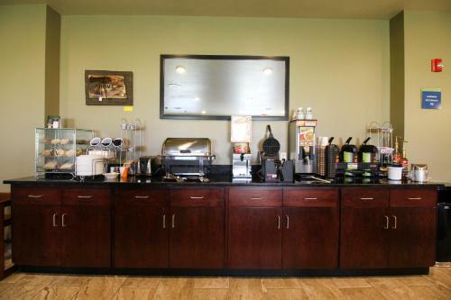 Cobblestone Hotel & Suites - Devils Lake