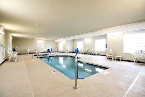 Cobblestone Hotel & Suites - Devils Lake