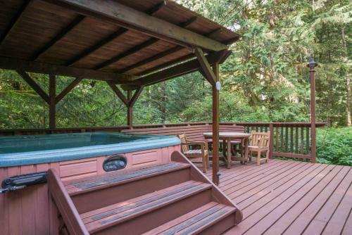 Henry Creek Cabin Two-bedroom Chalet