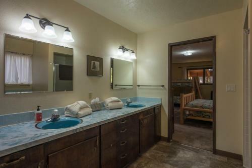 Lucky's Mountain Chalet Four-bedroom Chalet
