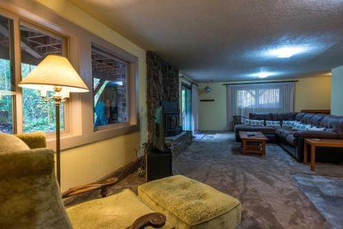 Lucky's Mountain Chalet Four-bedroom Chalet