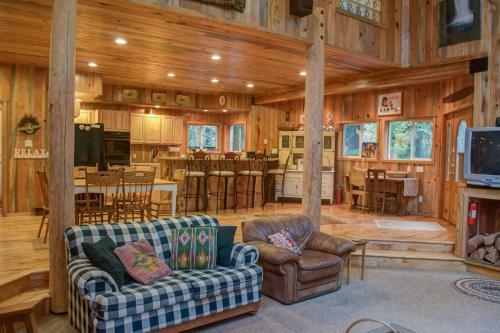 Eagle Falls Lodge Three-bedroom Chalet