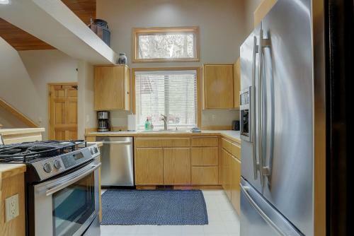 16 Sequoia-ac-hot Tub-3br/2ba
