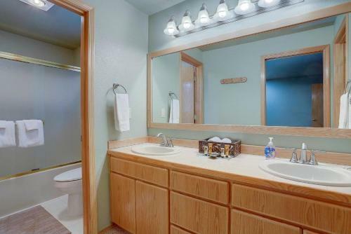 16 Sequoia-ac-hot Tub-3br/2ba