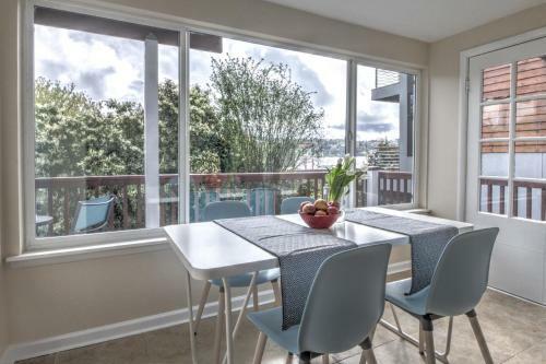 Hosteeva 2br Lake Union View Apartment 2a Steps To Seattle Host Spots