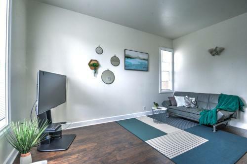 Beautiful 2 Br Apartment Walking Distance From Downtown