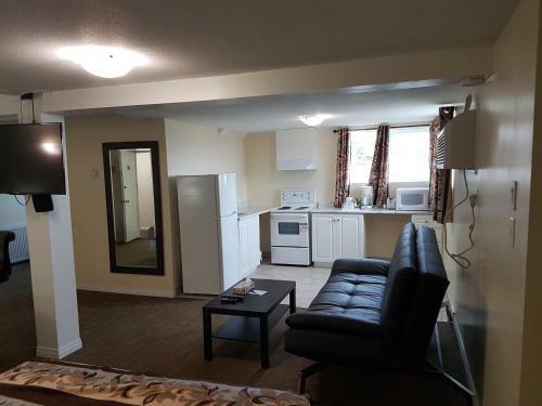 Parkway Motel & European Lodges