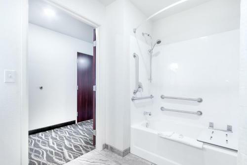 Cobblestone Hotel & Suites - Janesville