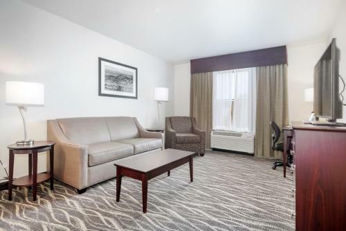 Cobblestone Hotel & Suites - Janesville