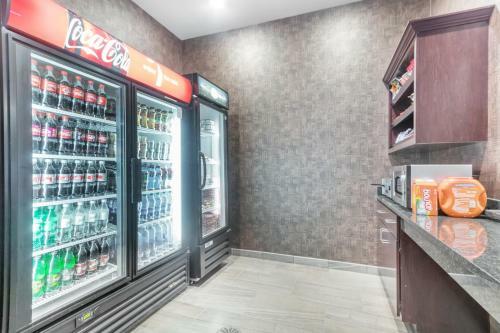Cobblestone Hotel & Suites - Janesville