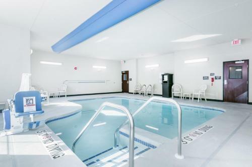 Cobblestone Hotel & Suites - Janesville