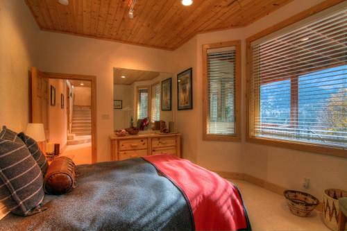 Lookout Pointe Home